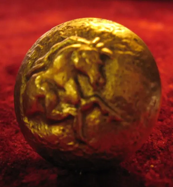 Ancien bouton de collection doré - cheval en relief cavaler équitation militaire
