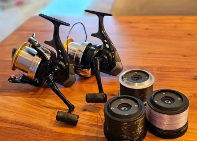 2 × Okuma Axeon V II AX II 80 Karpfenrollen + 3 × Ersatzspulen Spare Spools Carp