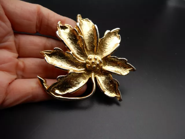 Broche Feuille Plaqué doré  Signée X Revers de manteau ou veste 6,6 cm x 6,5 cm