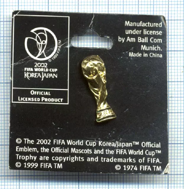 Pin's Coupe du Monde de Football relief dorée FIFA WORLD CUP SOCCER FUSSBALL