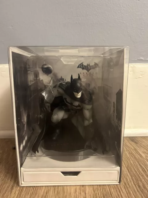 DC COLLECTIBLES Batman Arkham City Batman Statue