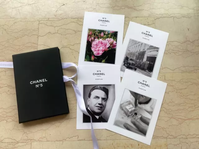 Magnifique Petite pochette cartonnée avec 4 cartes Postal de Chanel N°5