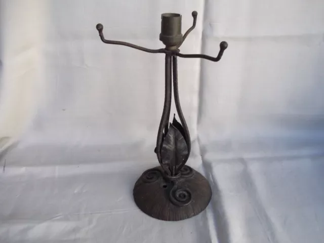 ancien pied de lampe en fer forgé