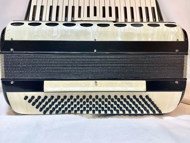 Cellini 3-Reed Piano Accordion #Rr1122