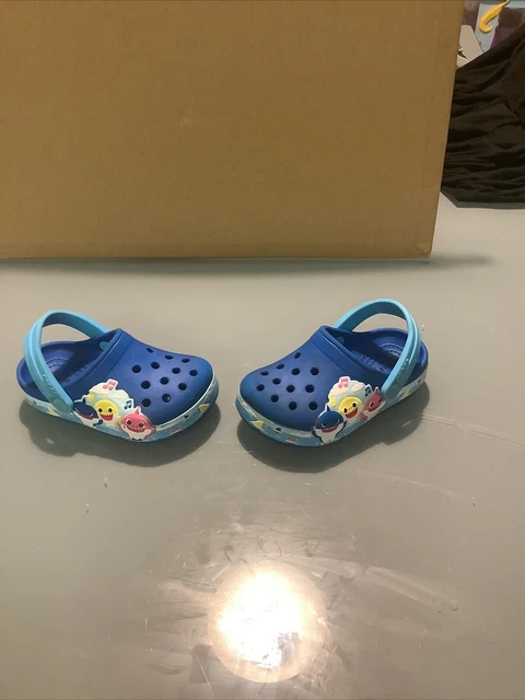 Baby shark crocs size 6 deals