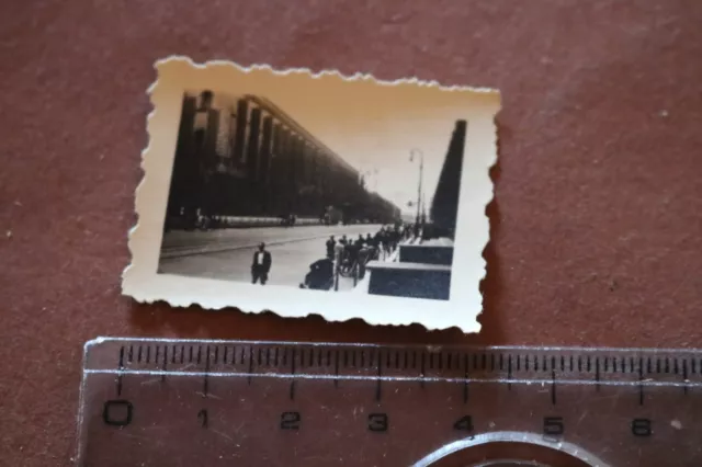 tolles altes Mini Foto - großes Gebäude schwarz geflaggt ? 30-40er jahre