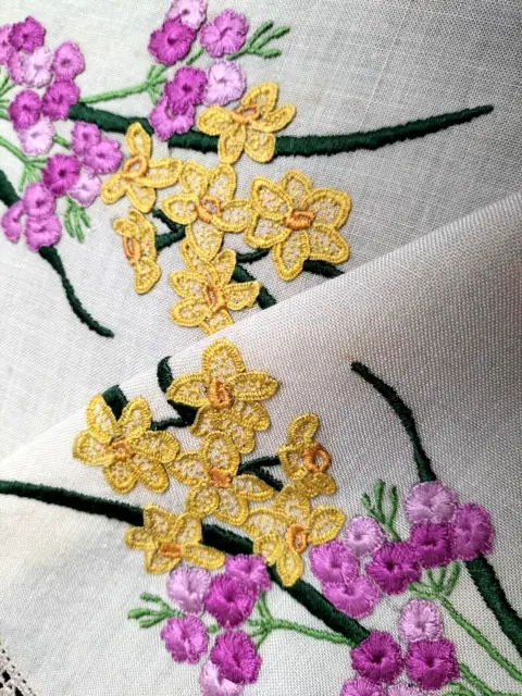 Charming Spring Daffs/Jonquil & Primulas Vintage Hand Embroidered Centrepiece