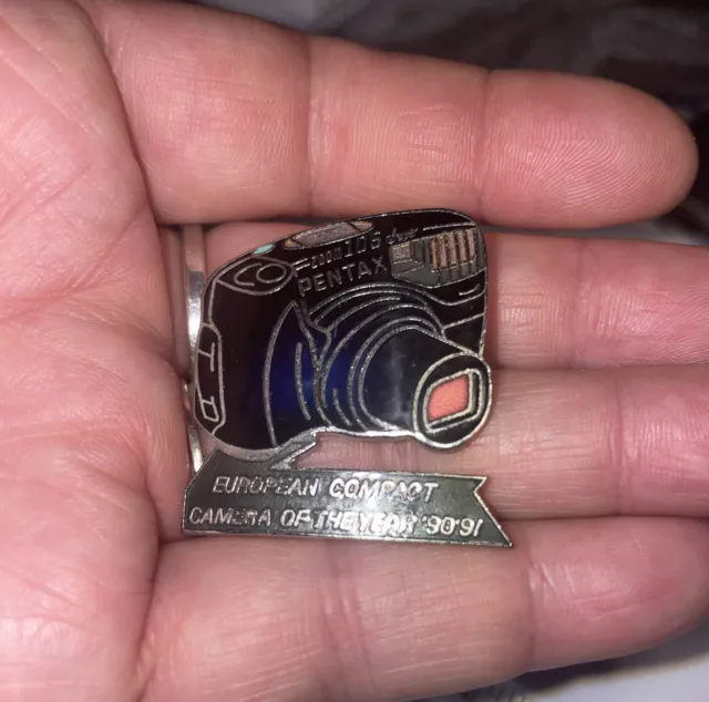 Badge - Pentax Zoom 105 Camera Of The Year ‘90-‘91- Black Colour - Enamel Pin