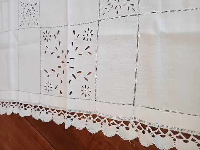 Belle nappe blanche avec 4 serviettes, joliment brodée en - Catawiki