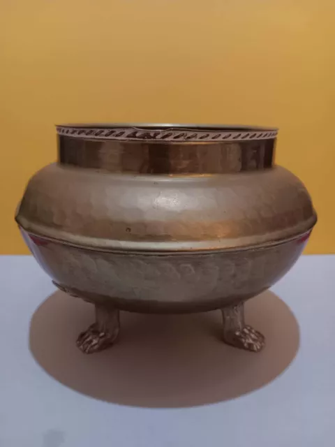 antiguo y bonito cuenco centro florero macetero con patas garras de león cobre