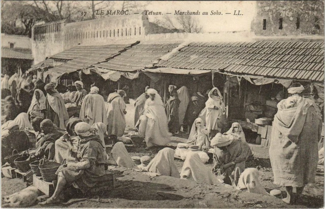 CPA AK TETUAN Merchants in Soko Morocco (23920)