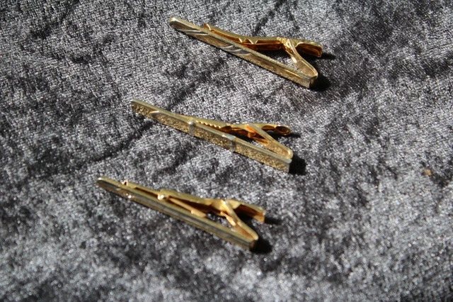 3x alte Krawattennadel 1x mit Strassstein 1x als Gürtel 1x gerieft gold farben
