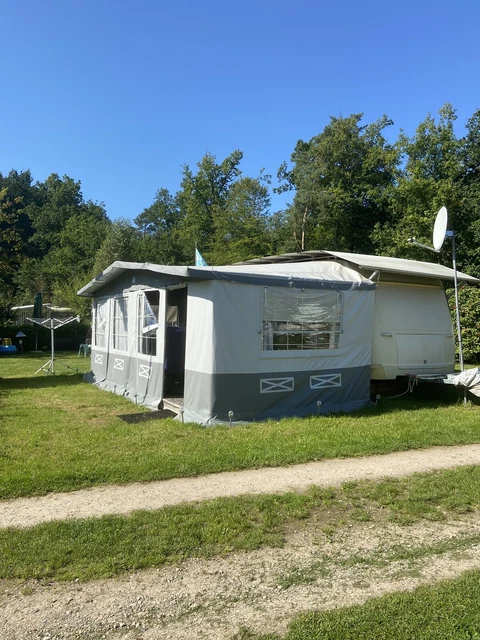 Dauerstellplatz mit Wohnwagen Tabbert und Ganzjahresvorzelt und Schutzdach