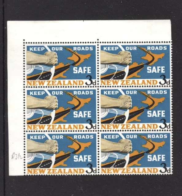 M17071 New Zealand 1964 SG821/821a - Road Safety 3d block with APOSTROPHE FLAW.