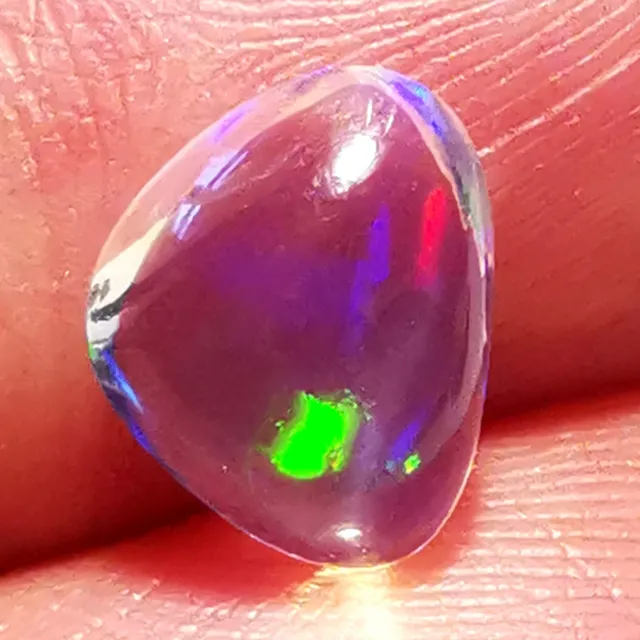 Opale Cristal du Mexique flashs multicolores 0,90 ct qualité gemme