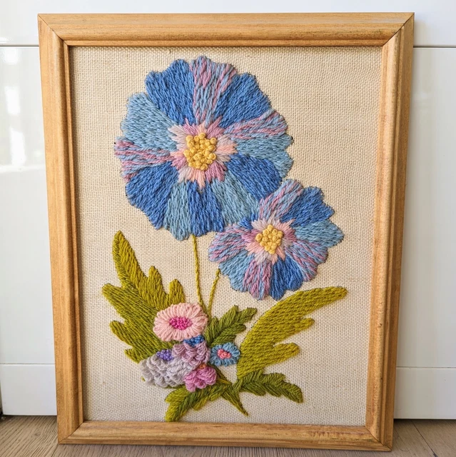 Flores rosadas enmarcadas azul crewelwork vintage bordadas