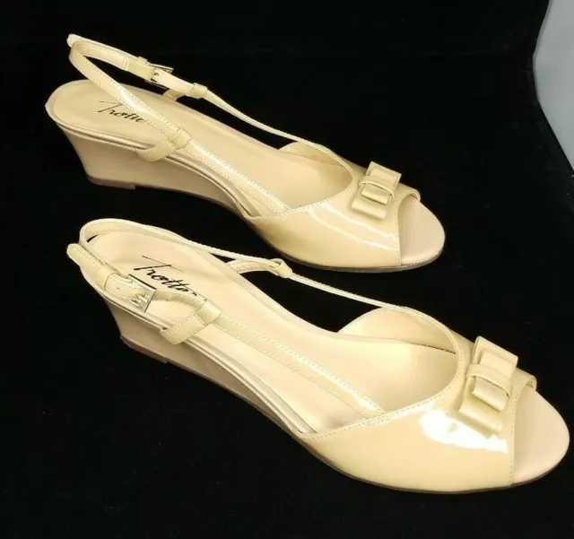 Womens Trotters Milly Peep Toe Sling Back Beige Patent Leather Wedge 8S