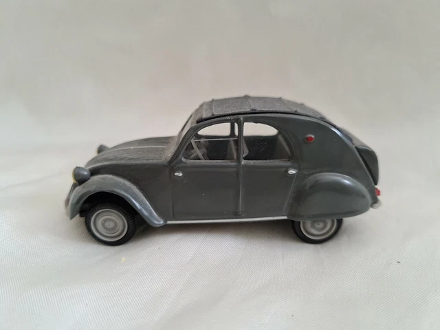 BC.10 - 1/43 - JRD - CITROEN 2 CV malle Raoul , sans les pneus
