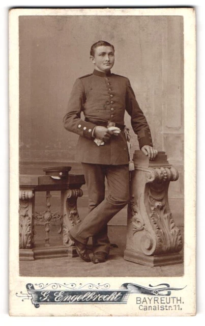Fotografie G. Engelbrecht, Bayreuth, Portrait Soldat in Uniform mit Handschuhen