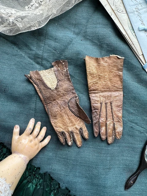 RARE Paire de gants en cuir pour poupée 19e siecle doll gloves doll