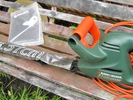 Image of Black & Decker GT221 hedge trimmer at Amazon