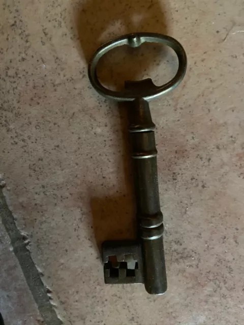 Ancienne clef, clé en fer forgé à double accroche