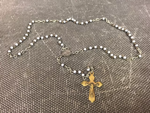 Ancien beau petit chapelet religieux perles grises Christ en laiton avec étui