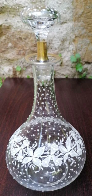 Carafe en Cristal délicatement émaillée d'une épaisse frise de Fleurs