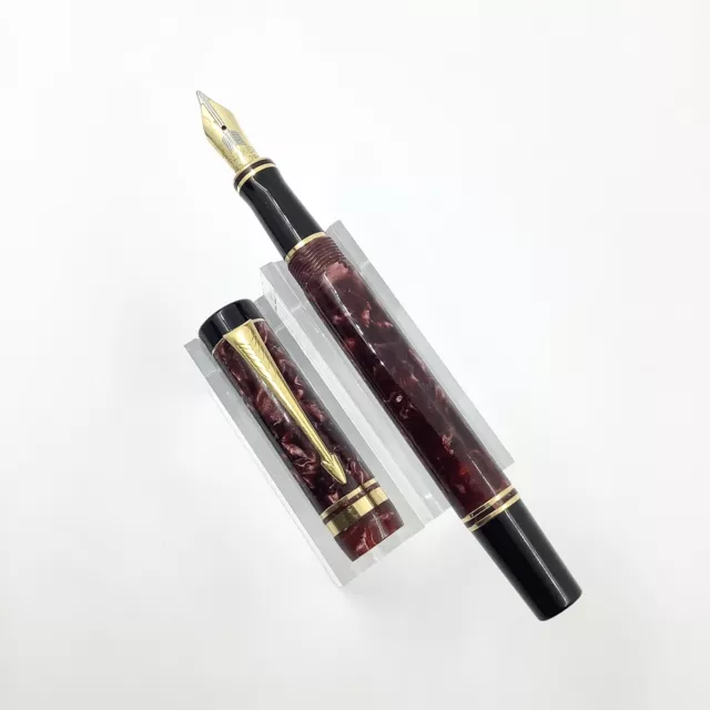PARKER DUOFOLD INTERNATIONAL Maroon marble fountain pen, 18k gold nib ...