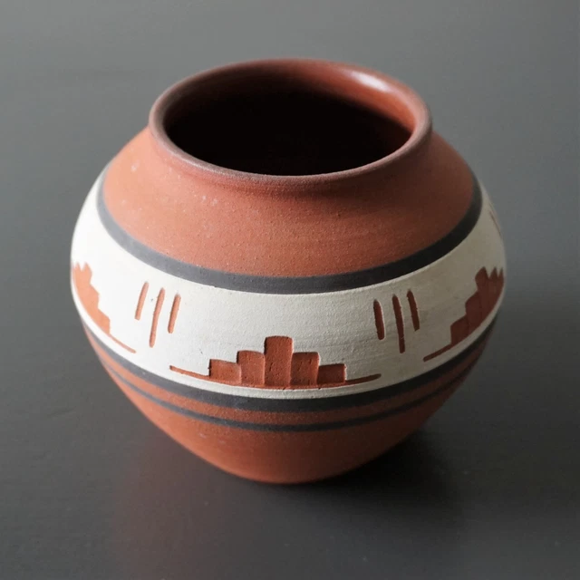 Native American Indian Sioux Pottery Vase Black Tail Deer Wheel Thrown 4" tall