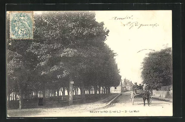 CPA Neuvy-le-Roi, Le Mail, vue de la rue avec attelage à cheval