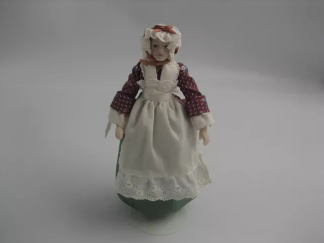 Vintage 1987 AVON Fashion of American Times EARLY AMERICAN Porcelain Doll 9"