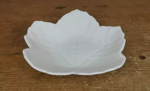 White Porcelain Belleek Leaf Dish 6th Mark 1965-1980 - Third Green Mark