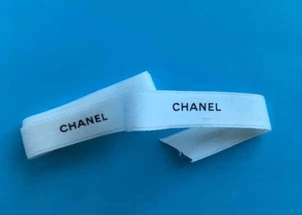 Chanel Band Geschenkband Schleife weiß seidig, 88 cm lang, 1,3 cm breit