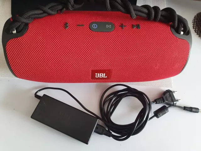 JBL Xtreme Bluetooth Lautsprecher - Rot mit Ladegerät