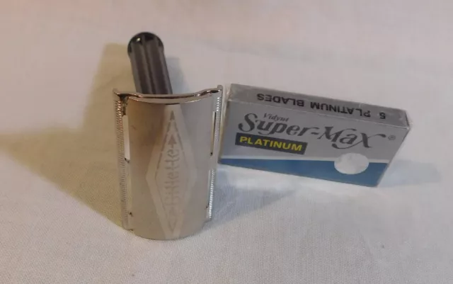 1951 (W-2) Gillette 3-Piece "Tech" Safety Razor w/Bakelite Handle +5 New Blades