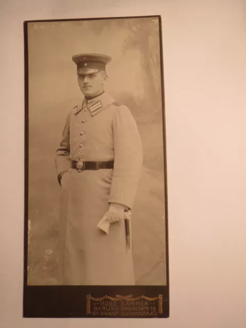 Berlin - 1910 - stehender Soldat in Uniform mit Mantel - Portrait / KAB