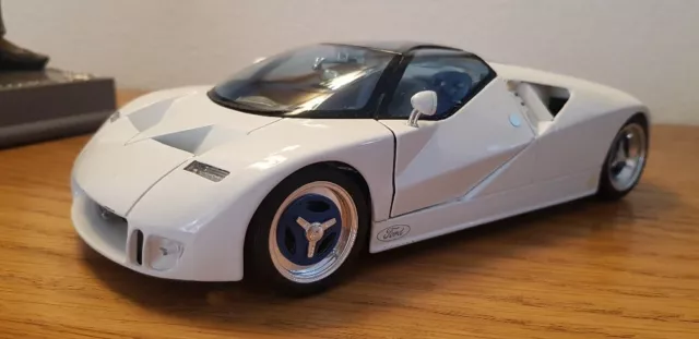 Ford gt90 deals maisto 1 18