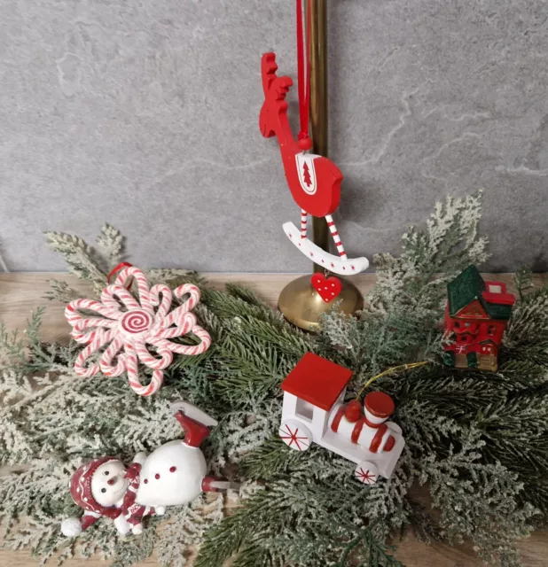 5 Weihnachtshänger Baumschmuck Schneemann Schaukelpferd Lok ua Konvolut rot weiß 2