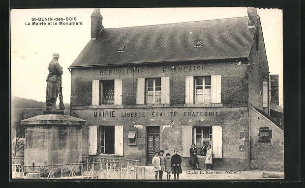 CPA Saint-Benin-des-Bois, la Mairie et le Monument