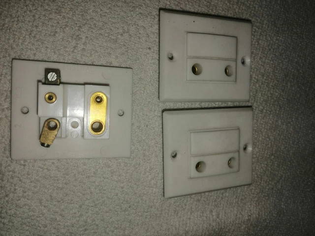 Legrand Plexo prise 2 pôle + terre blanc saillie