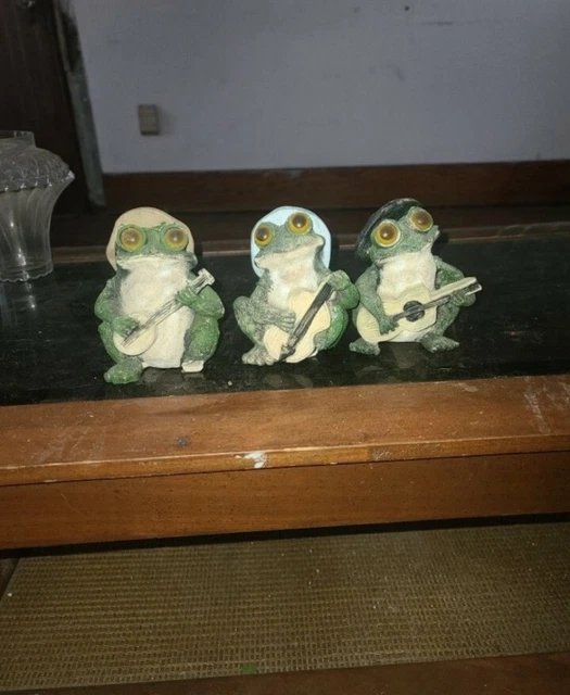 Frog garden statue