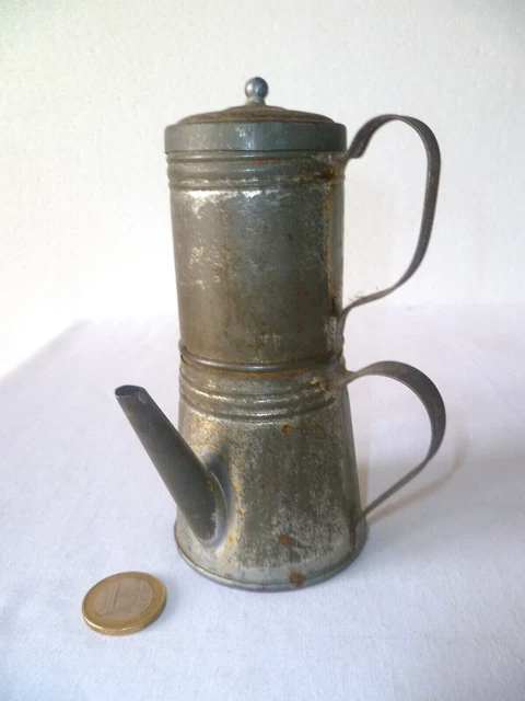 PETITE CAFETIÈRE ANCIENNE en fer blanc militaria ?? EUR 13,00 - FR