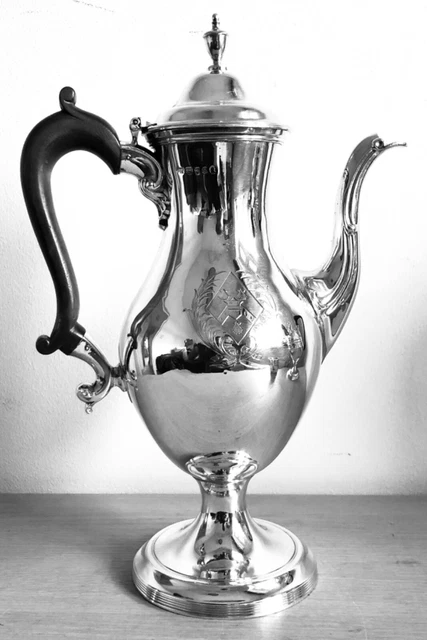 Antica grande caffettiera in argento georgiano. Londra 1793 di John Keith