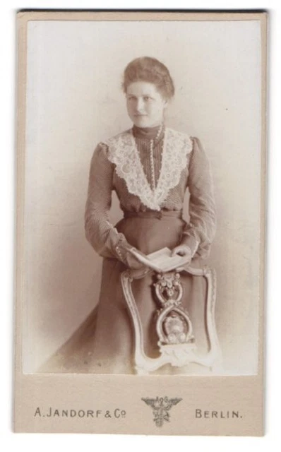 Fotografie A. Jandorf & Co., Berlin, C. Spittelmarkt 16 /17, Dame mit Buch in d