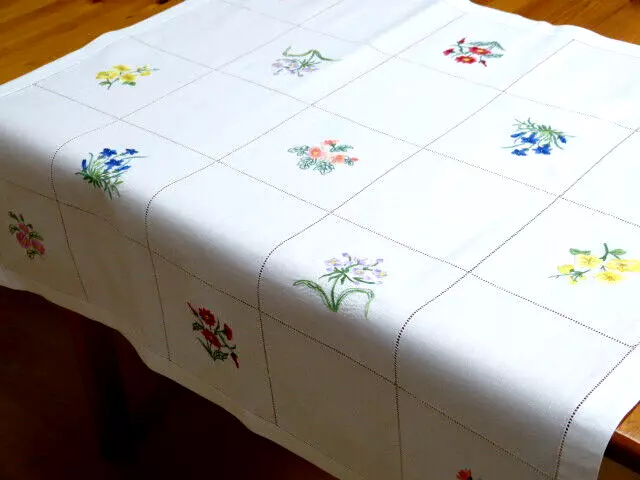 Weiße Mitteldecke, Hohlsaum, in Quadrate aufgeteilt mit Blumenmotiven ca.80x85