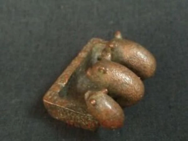 Chinese Collected Bronze Carving Lovely Pig Feed Statue Paperweight Decoration