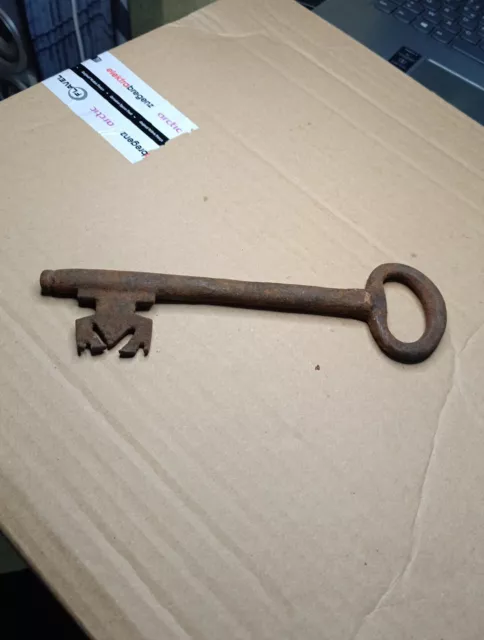 très ANCIENNE grande clé clef fer forgé  18 cm de long