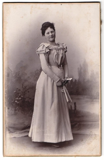 Fotografie Lantin, Aachen, Friedrich-Wilhelm-Platz 10, Junge Dame in mit Rüsche