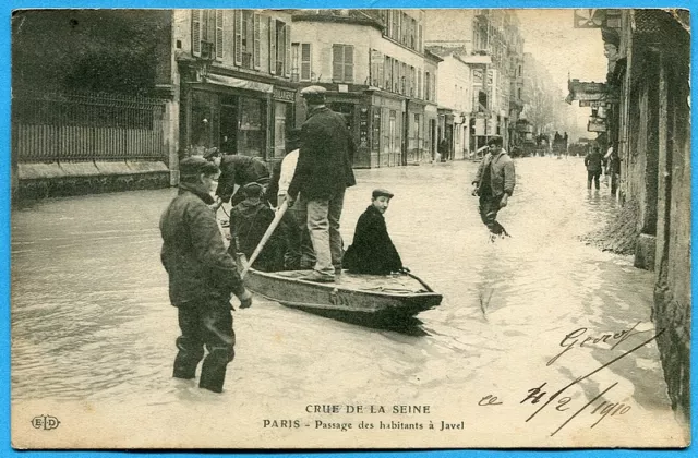 CPA: Crue de la Seine - Paris - Passage des inhabitants à Javel / 1910